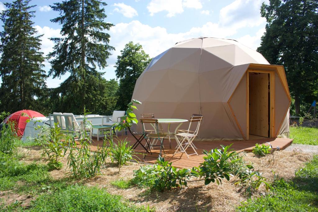 涅代爾布龍勒班的住宿－Domaine du Heidenkopf，一个带桌椅的大型圆顶帐篷