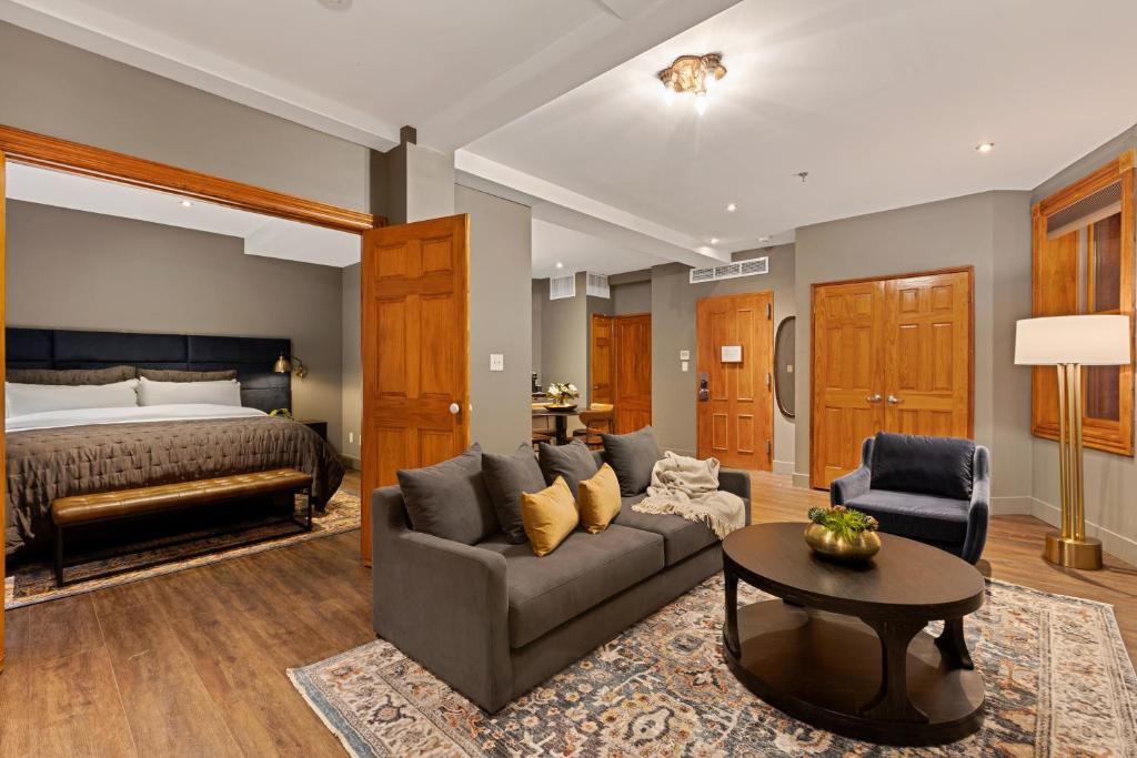The Historic Blue Moon Hotel - NYC - Suite Familiar Con Balcón