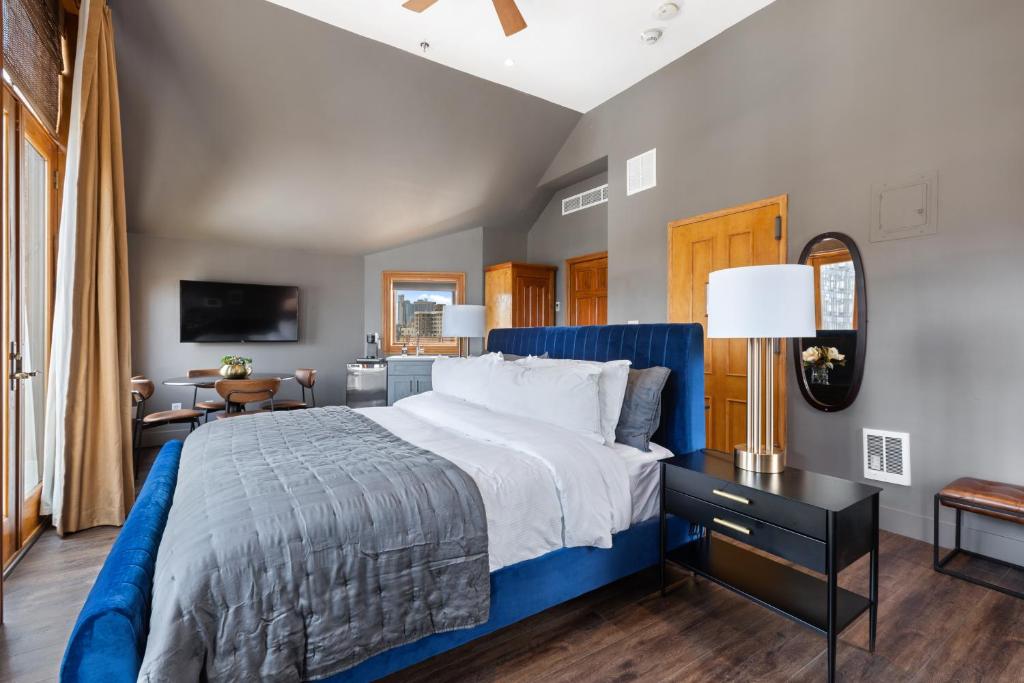 The Historic Blue Moon Hotel - NYC - Luxury Junior Suite Con Balcón