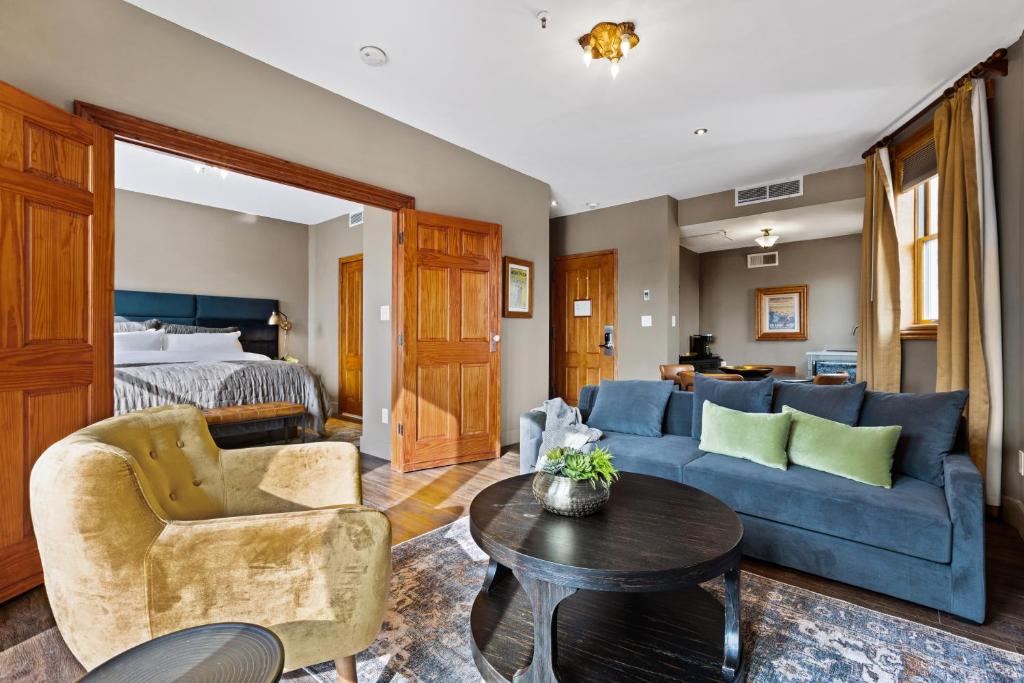 The Historic Blue Moon Hotel - NYC - King Suite Con Balcón