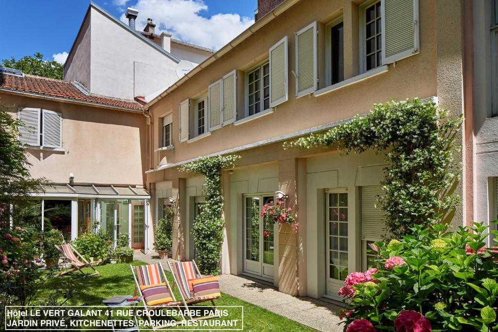巴黎的住宿－Le Vert Galant - Auberge Etchegorry，院子里两把草坪椅的房子
