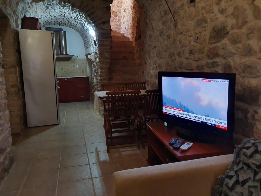 TV a/nebo společenská místnost v ubytování Traditional medieval Holiday House In Kalamoti
