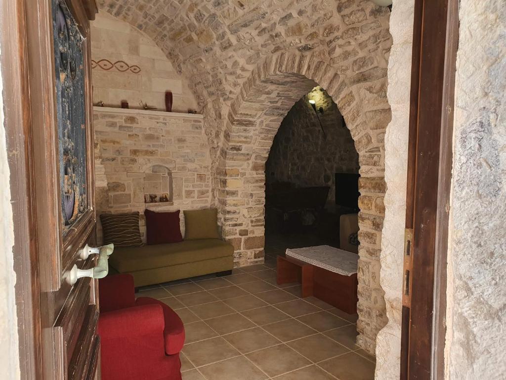Postel nebo postele na pokoji v ubytování Traditional medieval Holiday House In Kalamoti