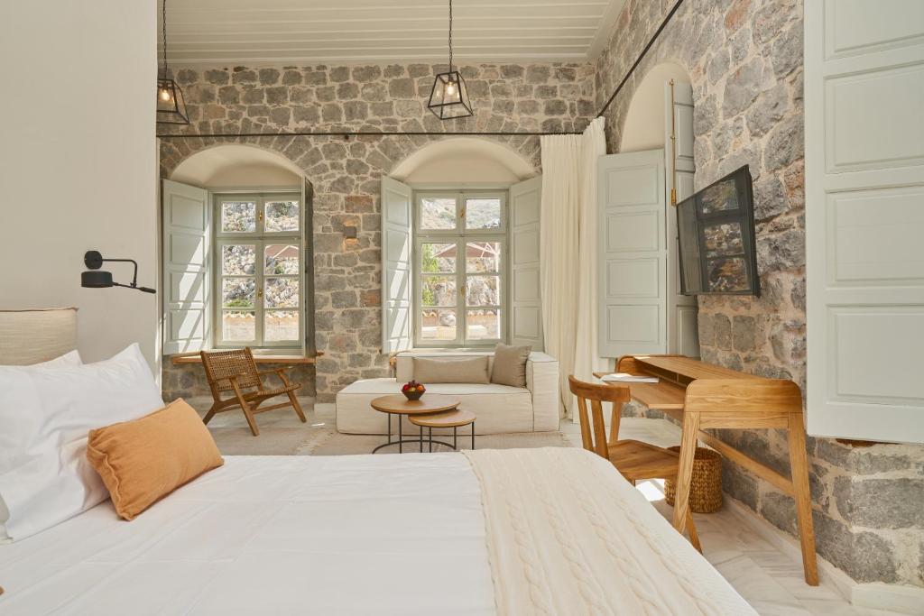 Postel nebo postele na pokoji v ubytování Mandraki Beach Resort