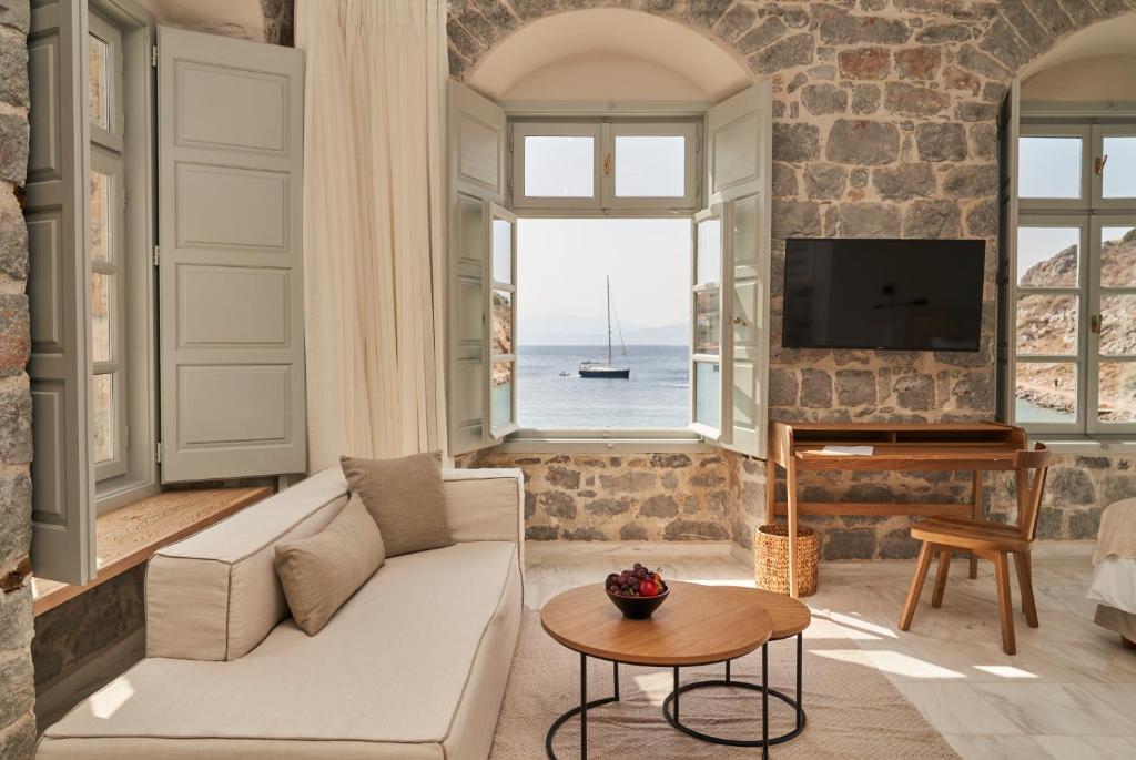 TV a/nebo společenská místnost v ubytování Mandraki Beach Resort
