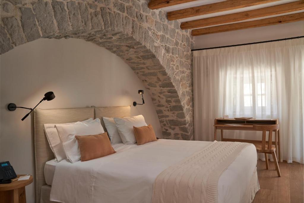 Postel nebo postele na pokoji v ubytování Mandraki Beach Resort