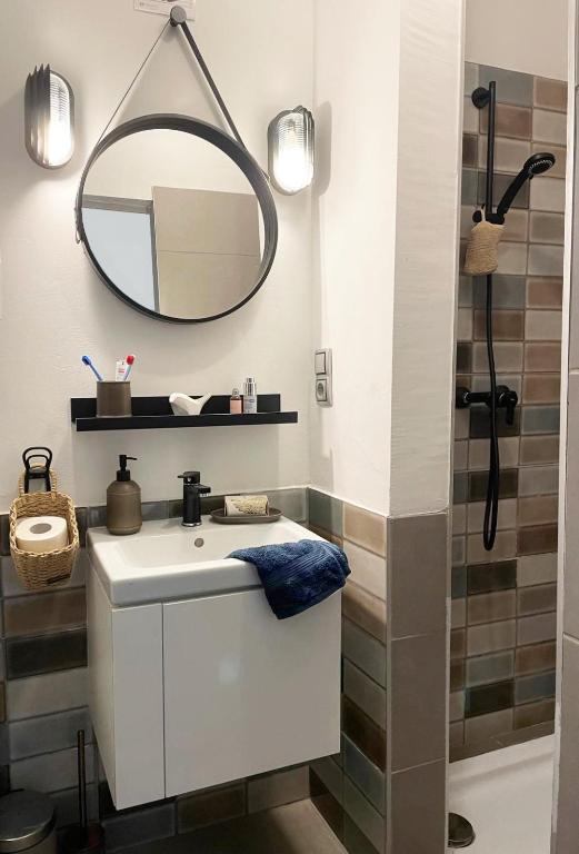 łazienka z umywalką i lustrem w obiekcie Zéta Apartman és Vendégház Monostorapáti w mieście Monostorapáti
