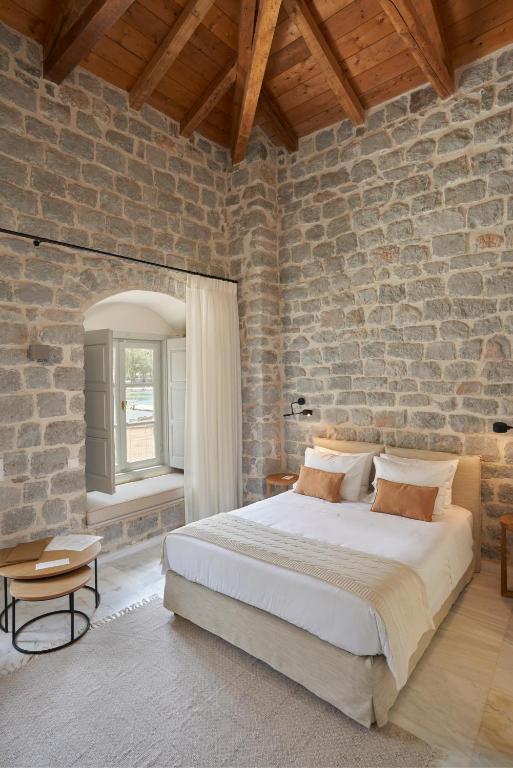Postel nebo postele na pokoji v ubytování Mandraki Beach Resort