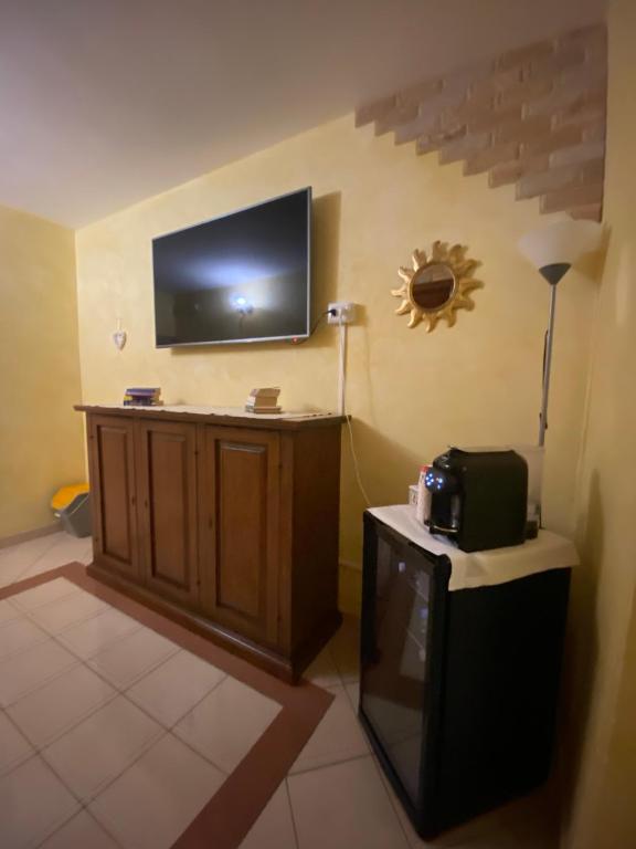 TV a/nebo společenská místnost v ubytování L’attico Piazza Sant’Oronzo
