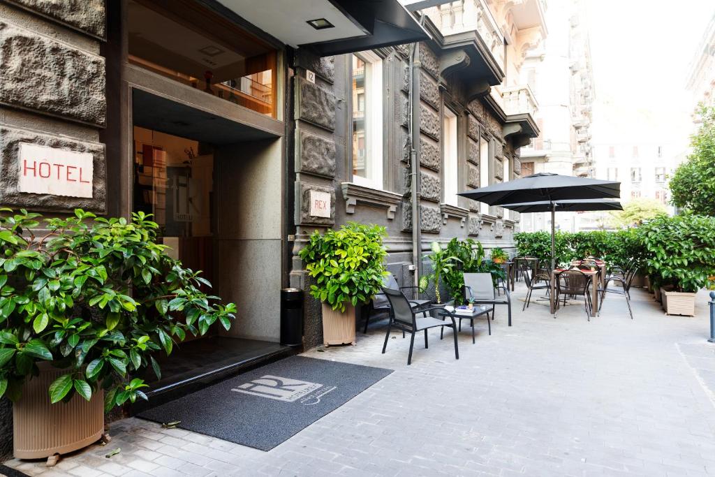 un restaurant avec des tables et des chaises à l'extérieur d'un bâtiment dans l'établissement Rex Lifestyle Hotel, à Naples