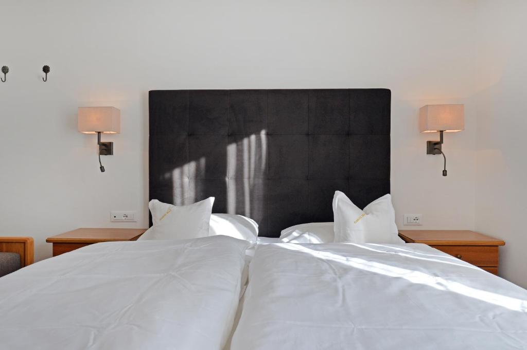 Postel nebo postele na pokoji v ubytování Garni Hotel Max