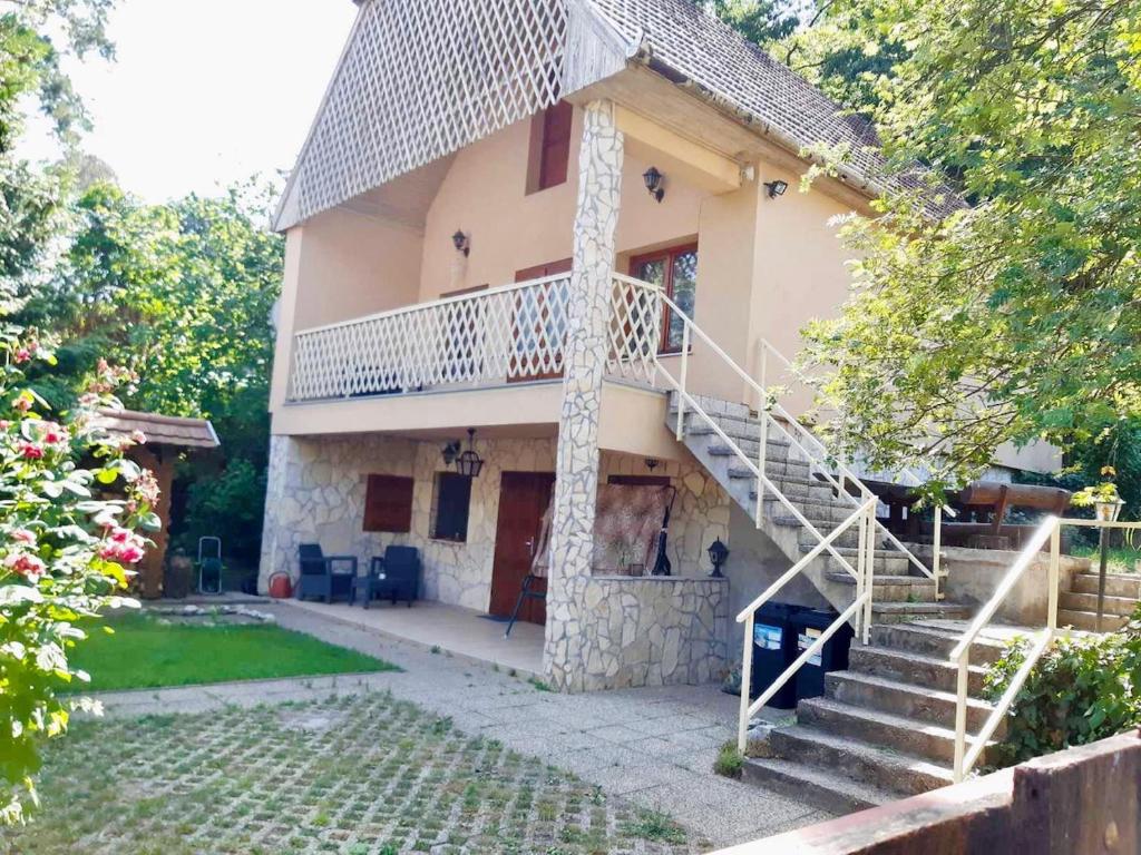 uma casa com uma escada em frente em Small Lake Apartman em Esztergom