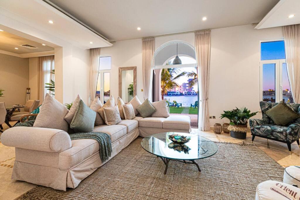 Booking.Com: Sea View Luxury 6 Bedroom Villa Plus Driver And Maid.