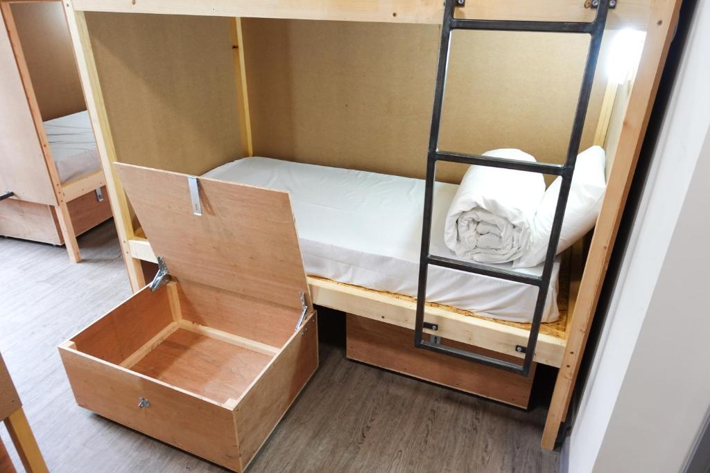 Postel nebo postele na pokoji v ubytování Cwtsh Hostel
