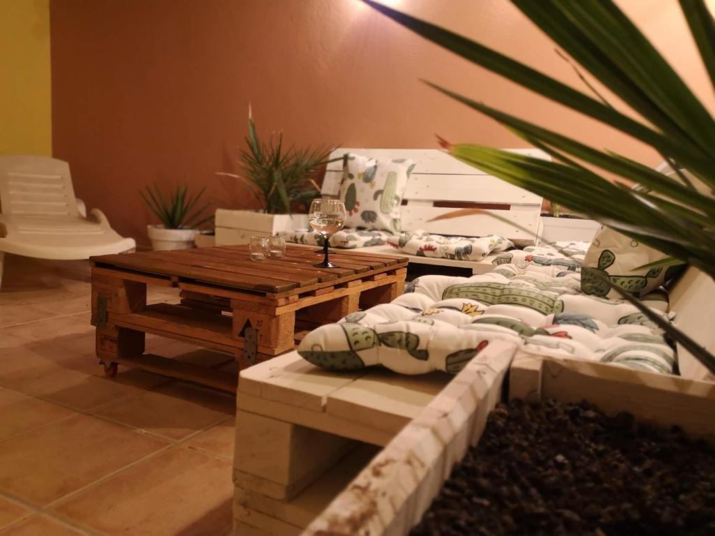 salon ze stołem i stolikiem kawowym w obiekcie Casa Natal. Tú rincón acogedor en El Cotillo. w mieście Cotillo