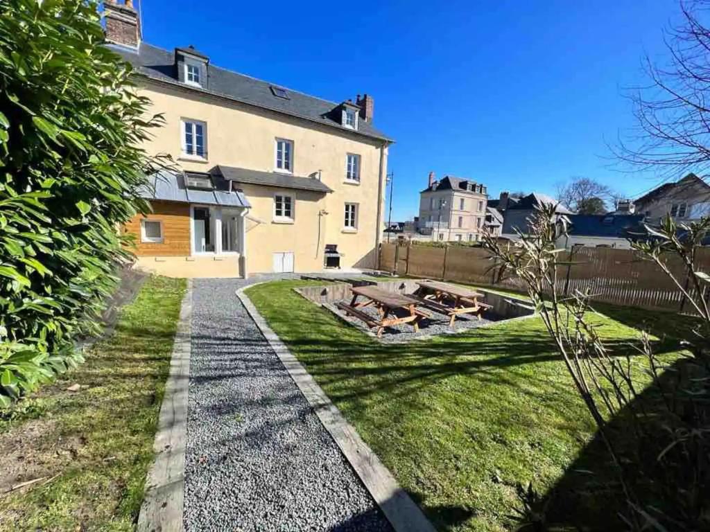 een huis met een loopbrug voor een tuin bij Homefleur - Maison 130m2 - 8 à 10 pers - Jardin in Honfleur