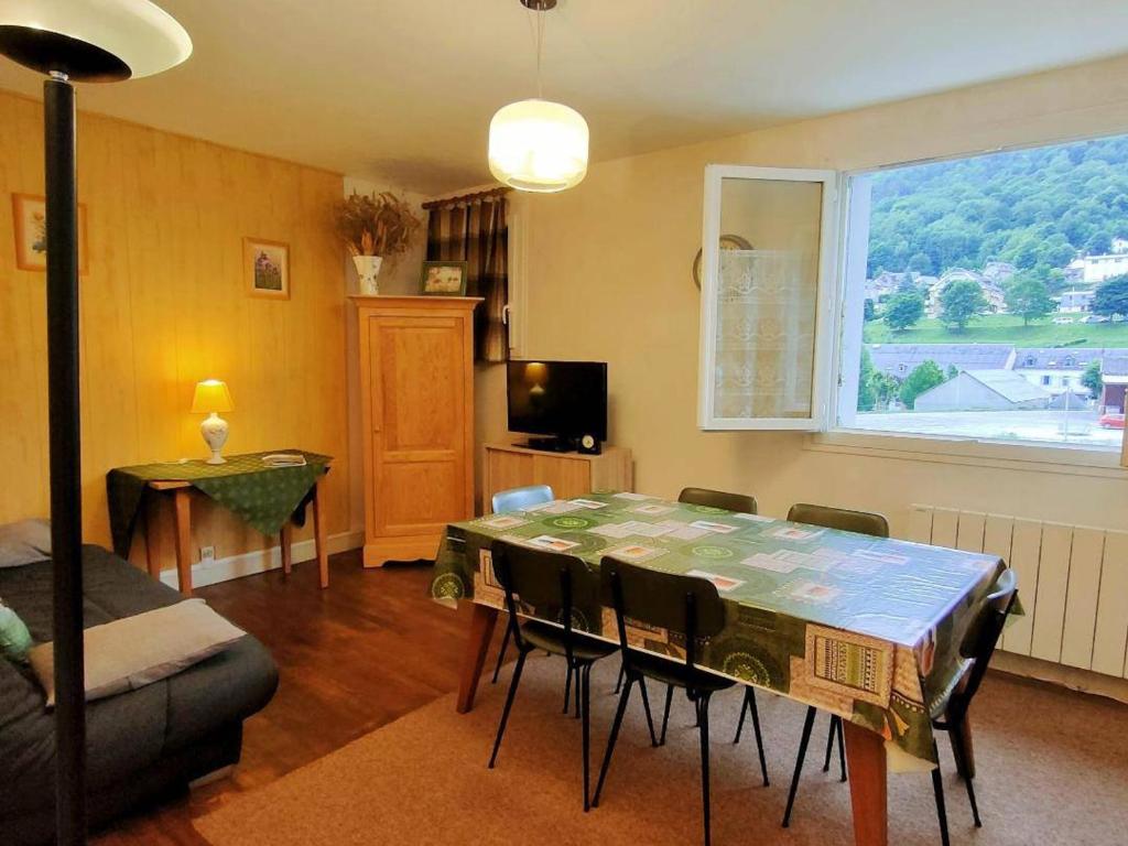 un salon avec une table et des chaises et une fenêtre dans l'établissement Appartement T3 près télécabine et commerces, 6 pers, Parking - FR-1-234-208, à Cauterets