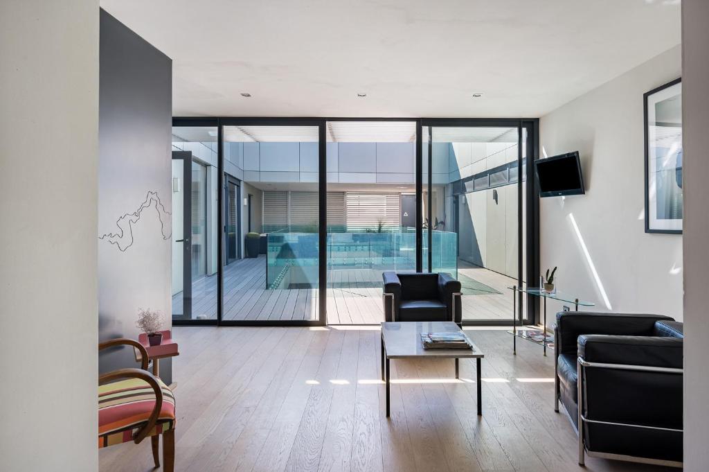 Телевизор и/или развлекательный центр в La Loge de mer, Lodge urbain