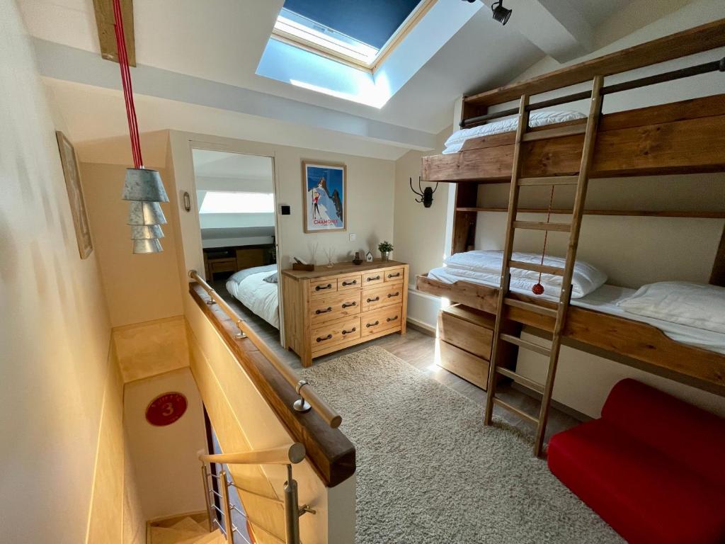 une chambre avec deux lits superposés et une échelle dans l'établissement Residence La Verte 24- Aux Pieds des pistes!, à Chamonix-Mont-Blanc
