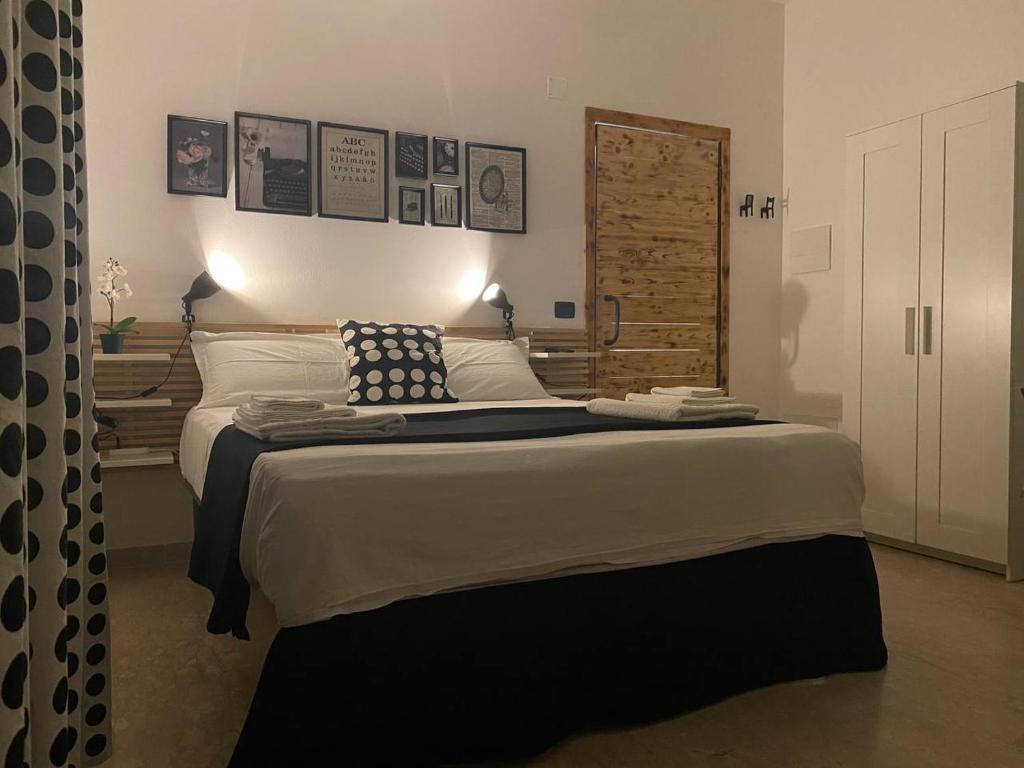1 dormitorio con 1 cama grande en una habitación en Hera Bnb, en Metaponto