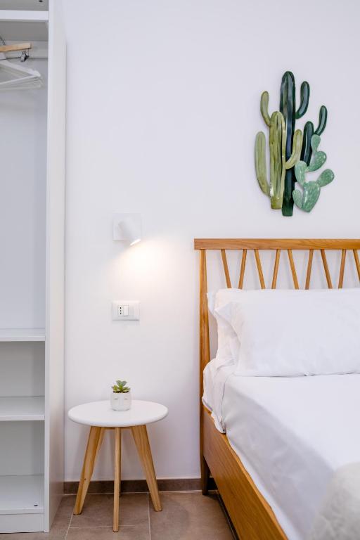 sypialnia z łóżkiem i stołem w obiekcie Kaary BellaVita Superior Room w mieście Marzamemi