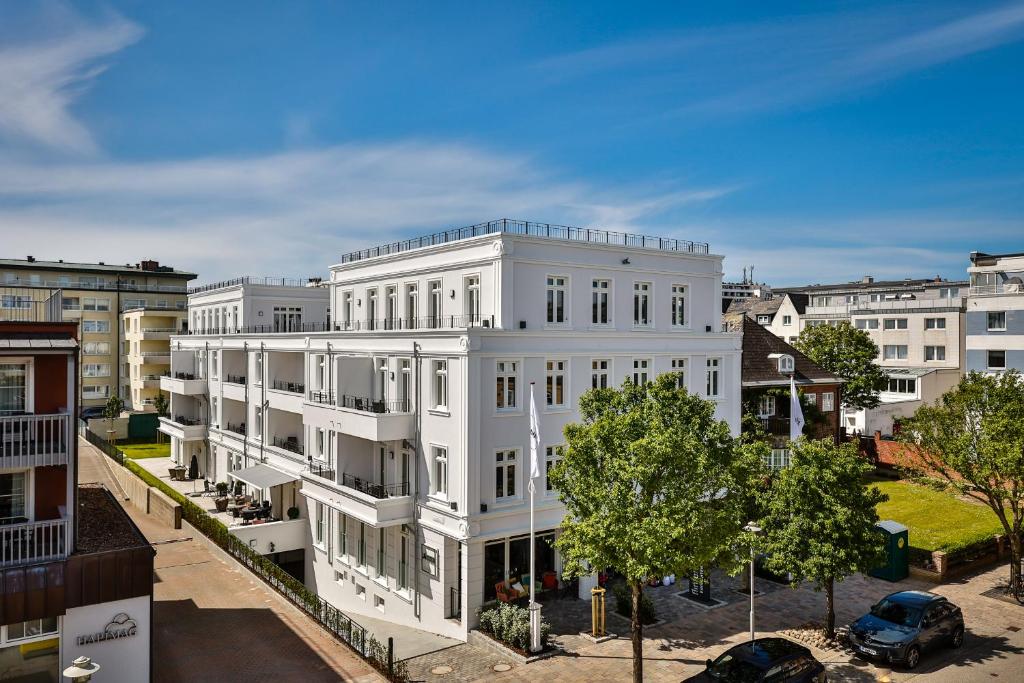 una vista aérea de un edificio blanco en Logierhaus Jonna Whg 15, en Westerland