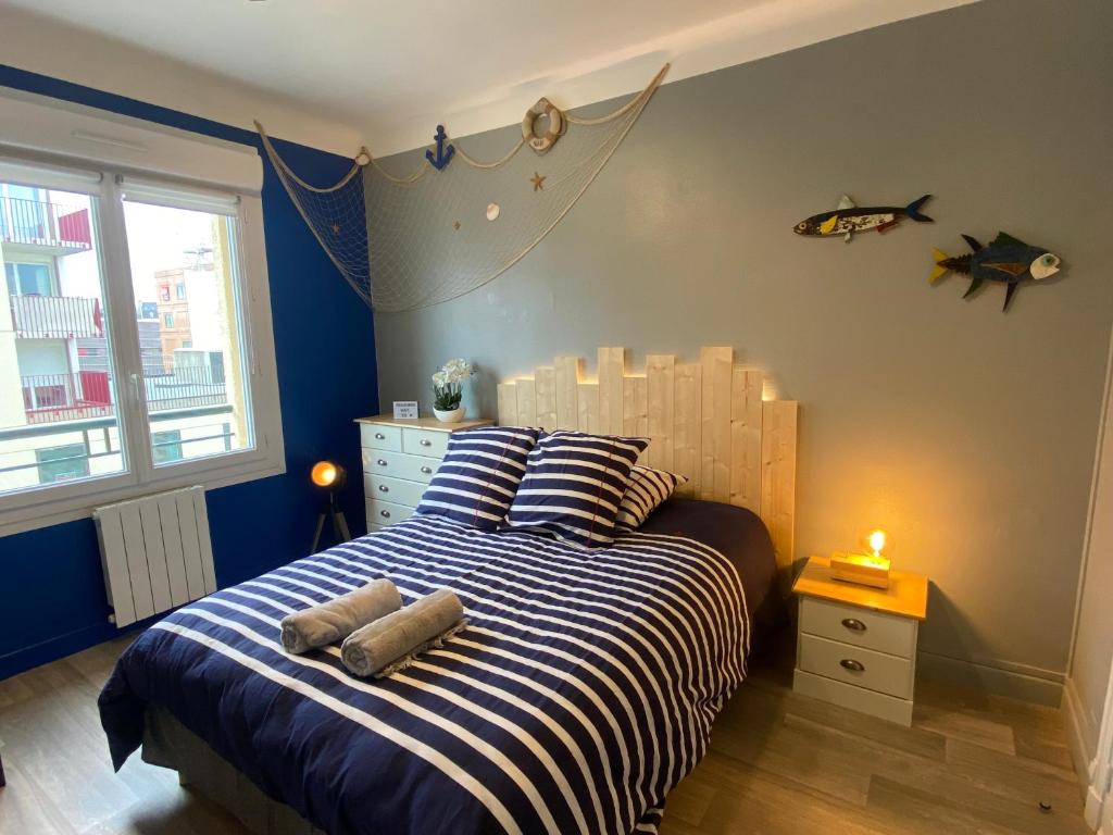 une chambre avec un lit avec deux oreillers dessus dans l'établissement Studio Confort Lorient Nouvelle Gare Hypercentre, à Lorient