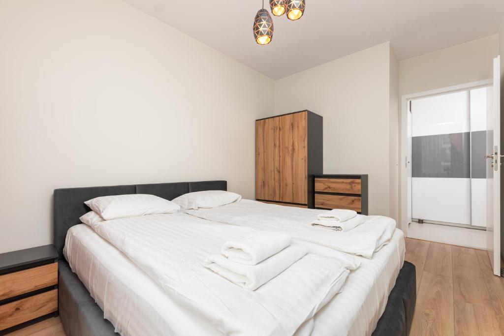 1 dormitorio con 1 cama grande con sábanas blancas en Przeworska 9A by Homeprime en Varsovia