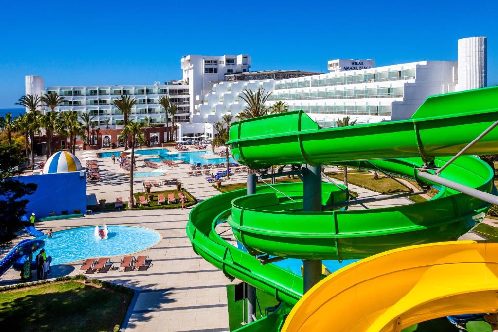 eine Wasserrutsche in einem Resort mit Pool in der Unterkunft Amadil Ocean Club in Agadir