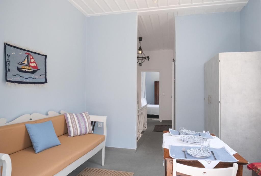 salon z kanapą i stołem w obiekcie Diamond Suite w mieście Hydra