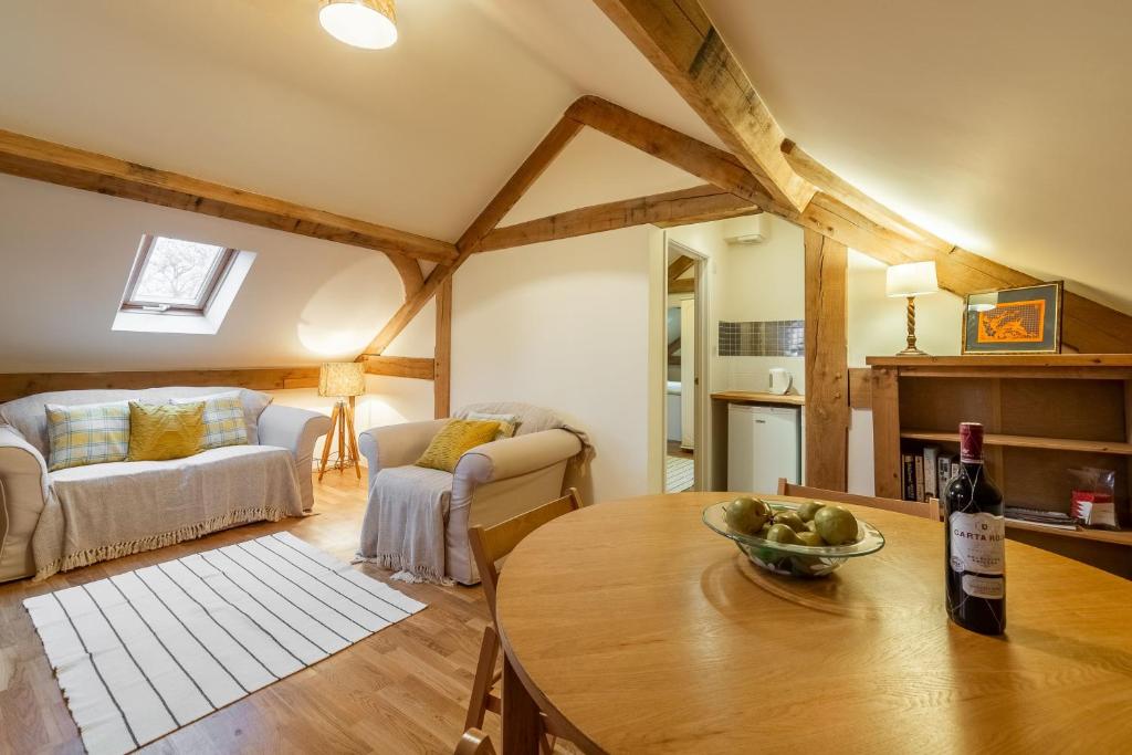 ein Wohnzimmer mit einem Tisch und einem Sofa in der Unterkunft Woodland Retreat Lodge in Brundish