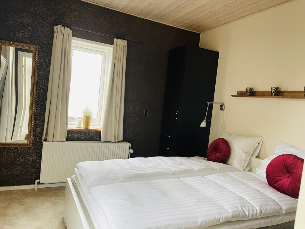 una camera con un letto bianco e una finestra di aday - Private room - Frederikshavn Center a Frederikshavn