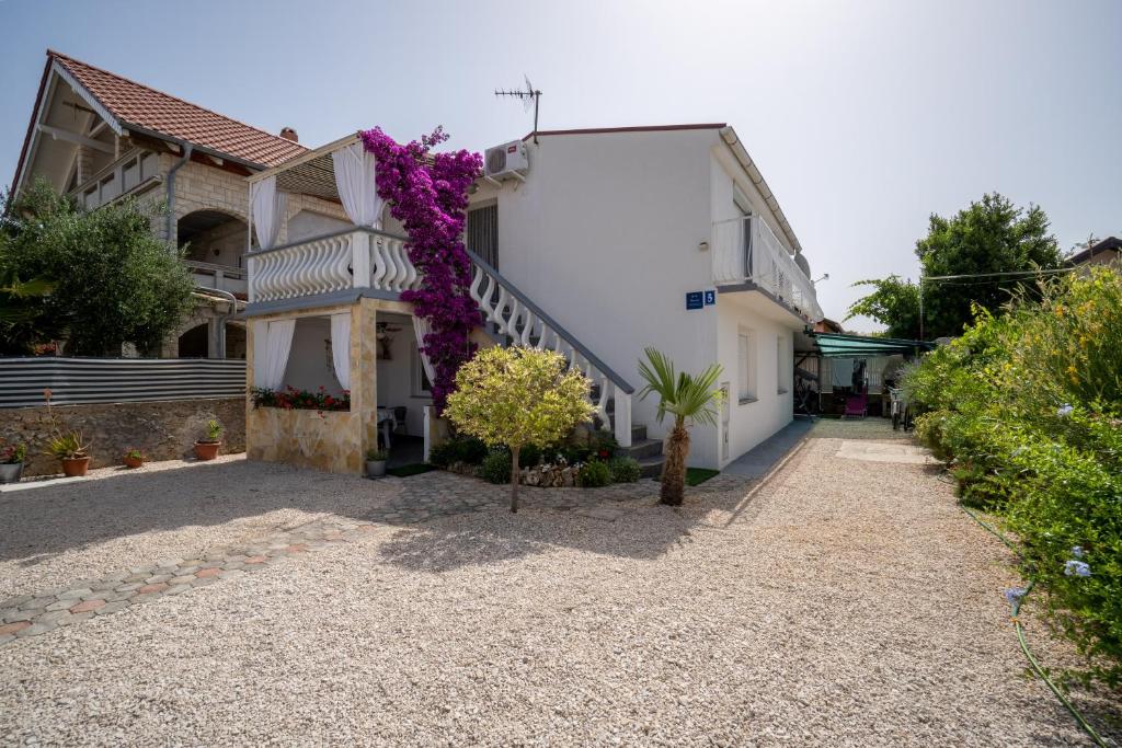 a house with flowers on the side of it at Apartman Mira in Vir