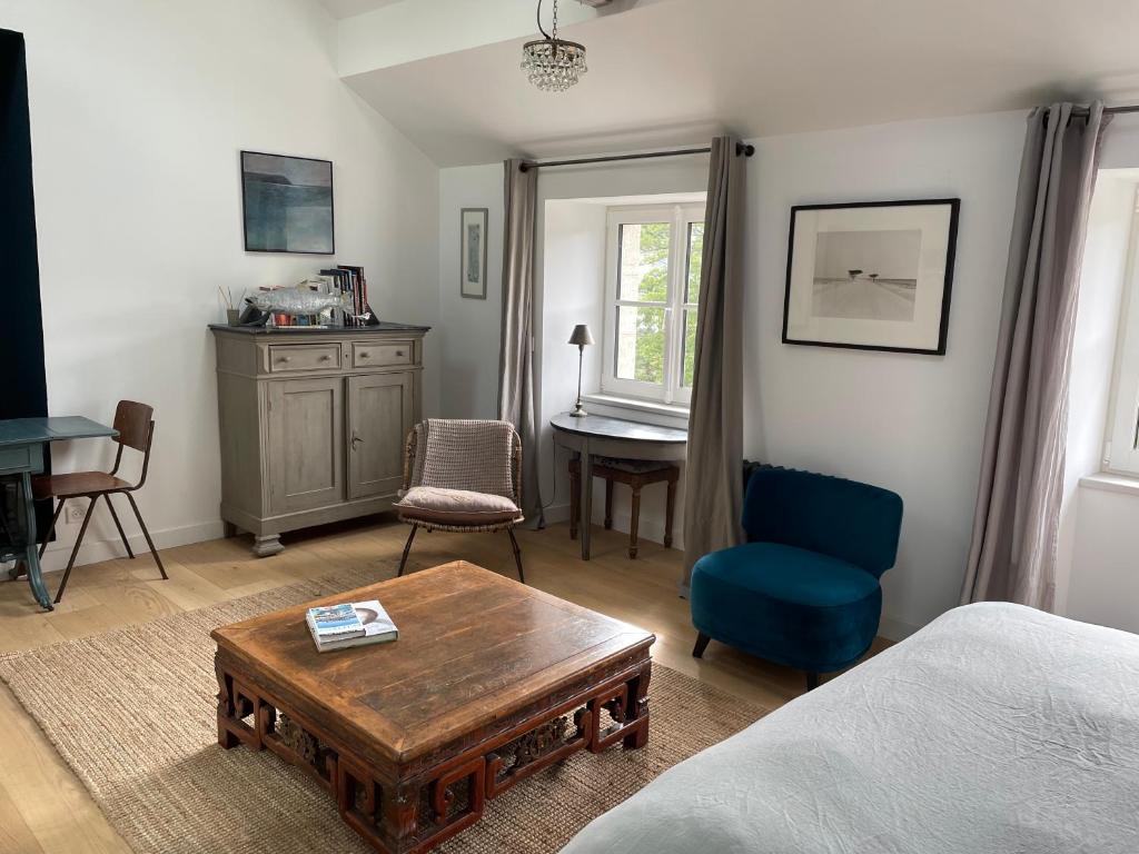 a bedroom with a bed and a table and a desk at Kermaria Studio Suite in Pont-Aven