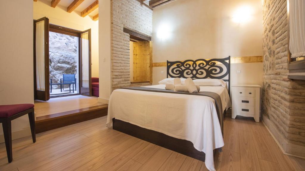 A bed or beds in a room at Capricho Toledano