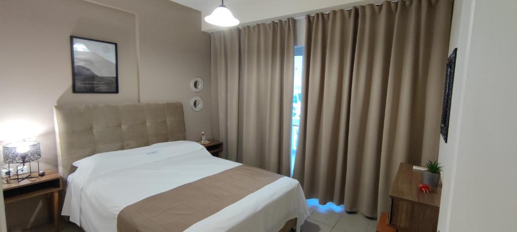 Postel nebo postele na pokoji v ubytování Alexandra's Glifa Apartments