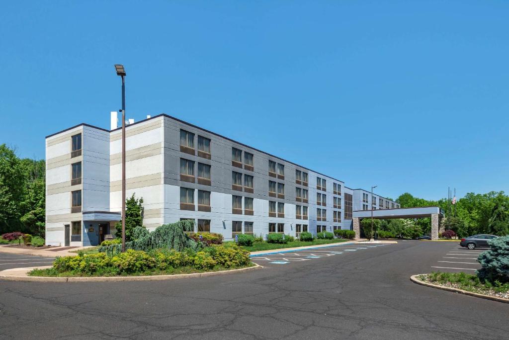 ein großes weißes Gebäude mit Parkplatz in der Unterkunft Comfort Inn Horsham - Philadelphia in Horsham