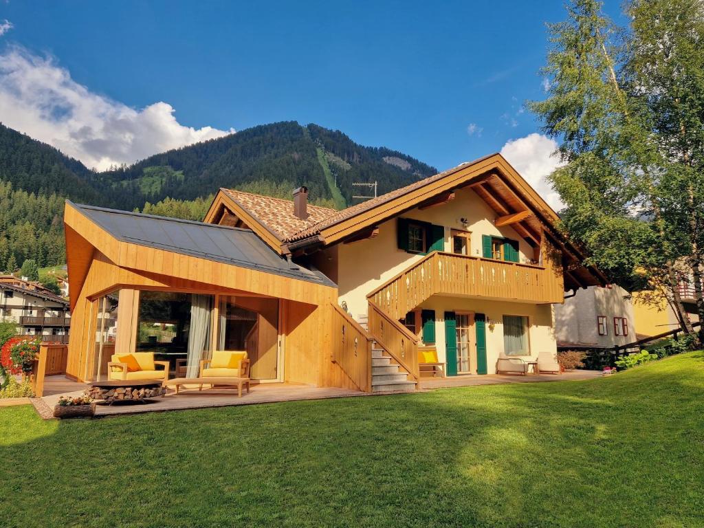 Vista generica sulle montagne o vista sulle montagne dall'interno del bed & breakfast