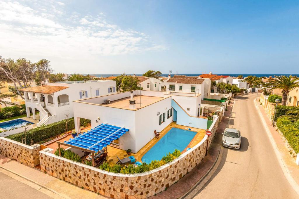 uma vista aérea de uma casa com piscina em Villa Mafel by Villa Plus em Cala Santandria