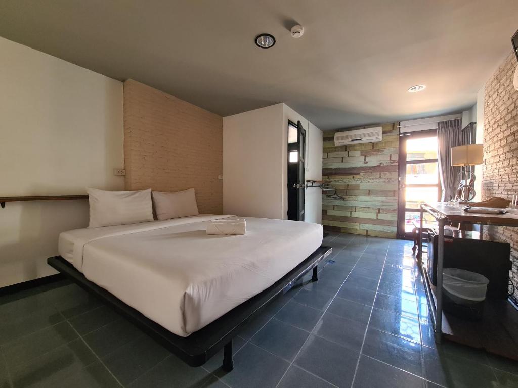 Postel nebo postele na pokoji v ubytování The 8 Factory Hotel Phitsanulok