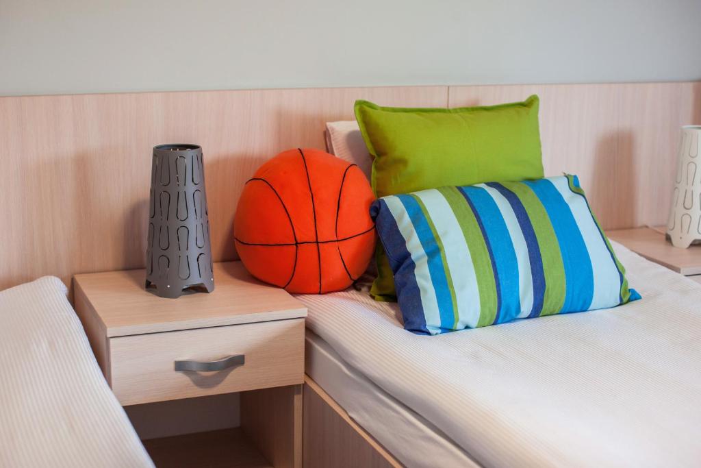 グダニスクにあるHostel Rakietaのバスケットボール付きのベッド2台が備わる客室です。