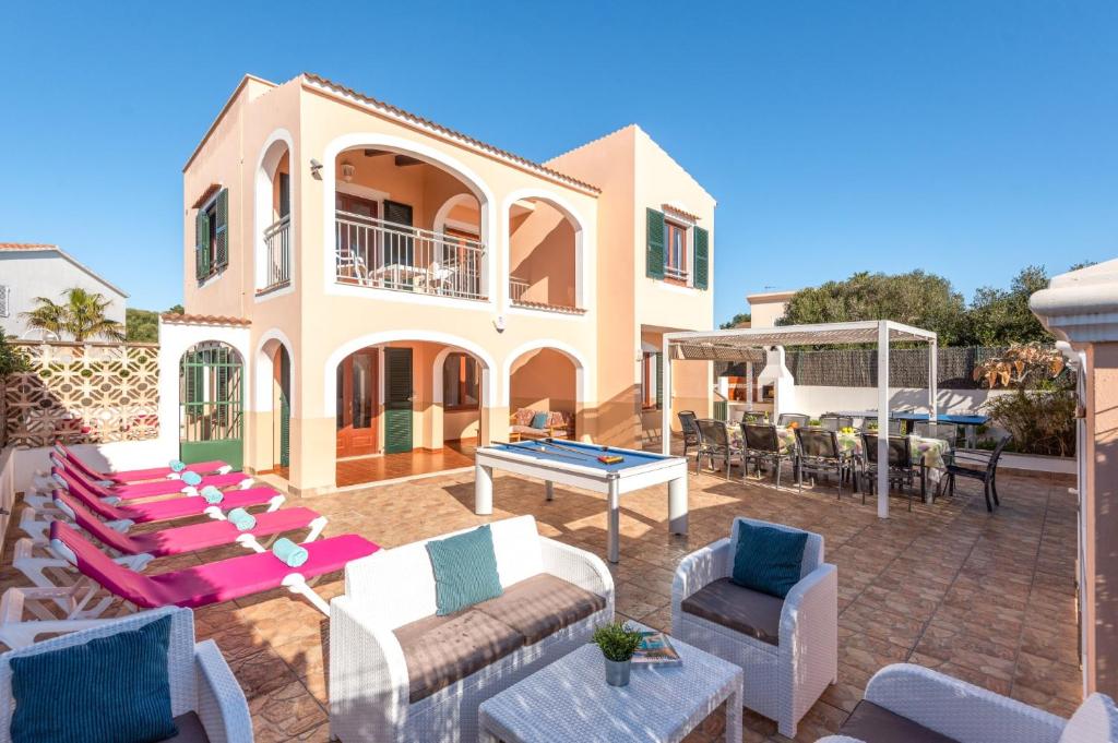 Cette maison dispose d'une terrasse avec une table de ping-pong. dans l'établissement Villa Matias Maria by Villa Plus, à Cala en Blanes