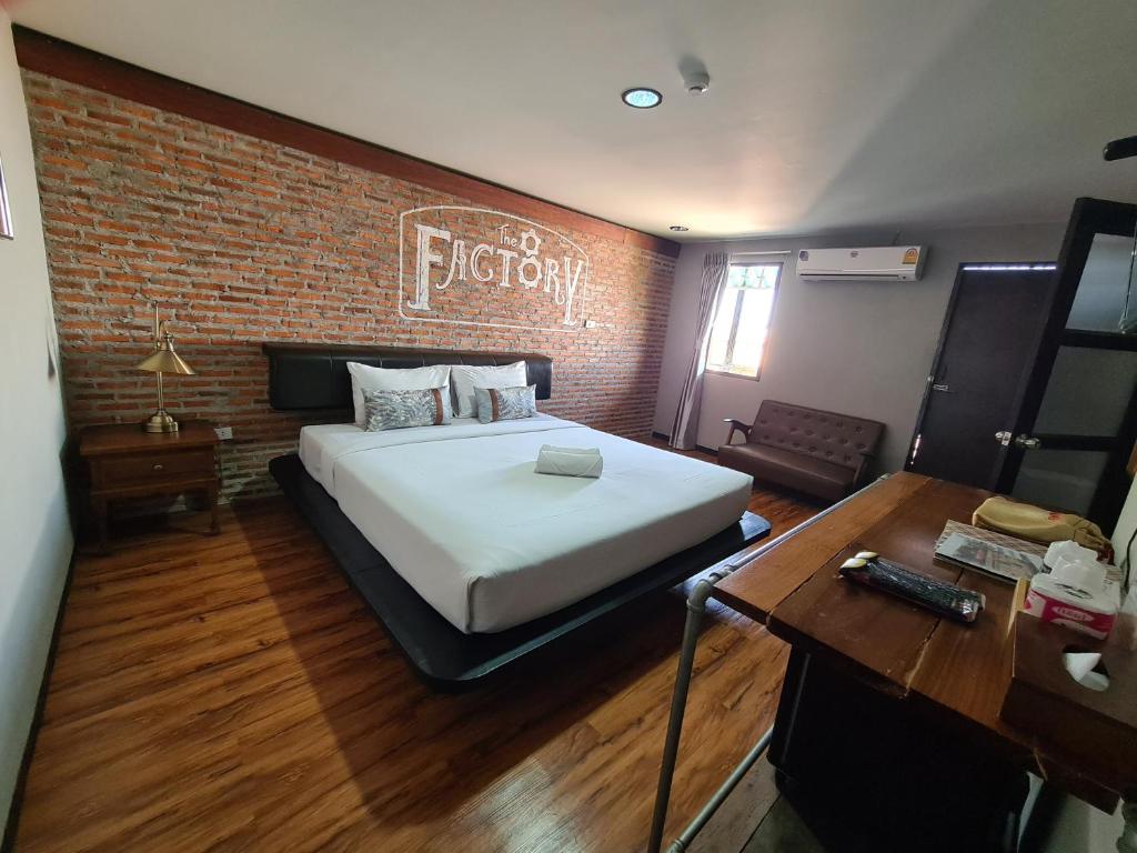 Postel nebo postele na pokoji v ubytování The 8 Factory Hotel Phitsanulok
