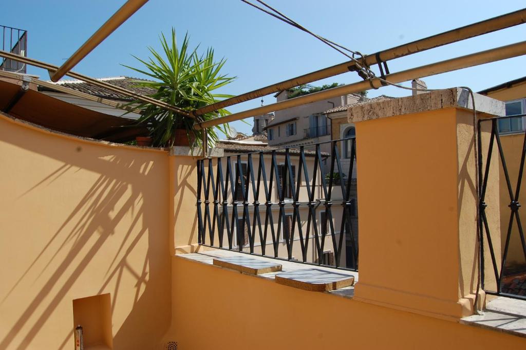 ローマにあるRSH Coppelle Apartmentsの植物のある家のバルコニー