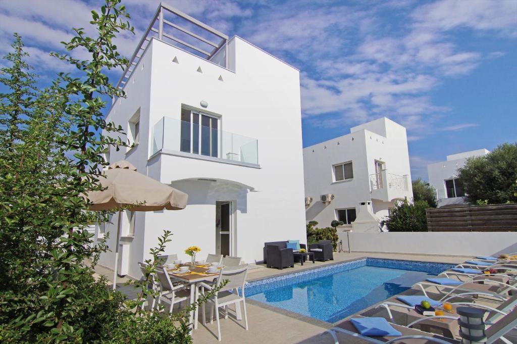Bazén v ubytování Villa Amarilia - Nissi Beach Area nebo v jeho okolí