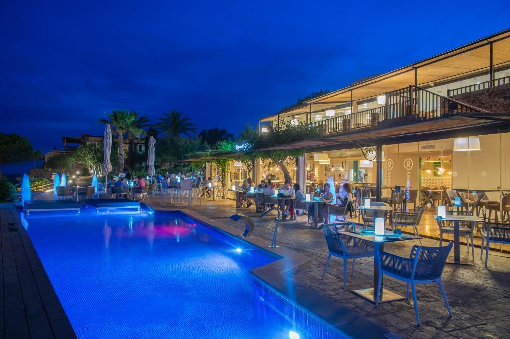 Bazén v ubytovaní Hotel Menorca Binibeca - Adults Recommended - by Pierre & Vacances Premium alebo v jeho blízkosti