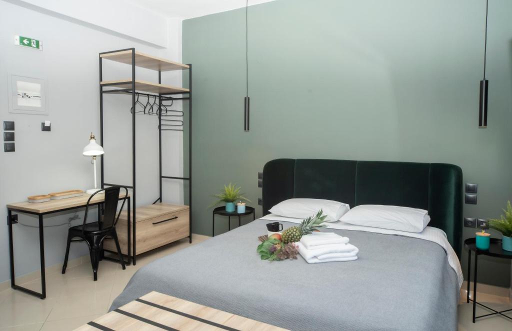 En eller flere senge i et værelse på Urban Sea View Lofts #1
