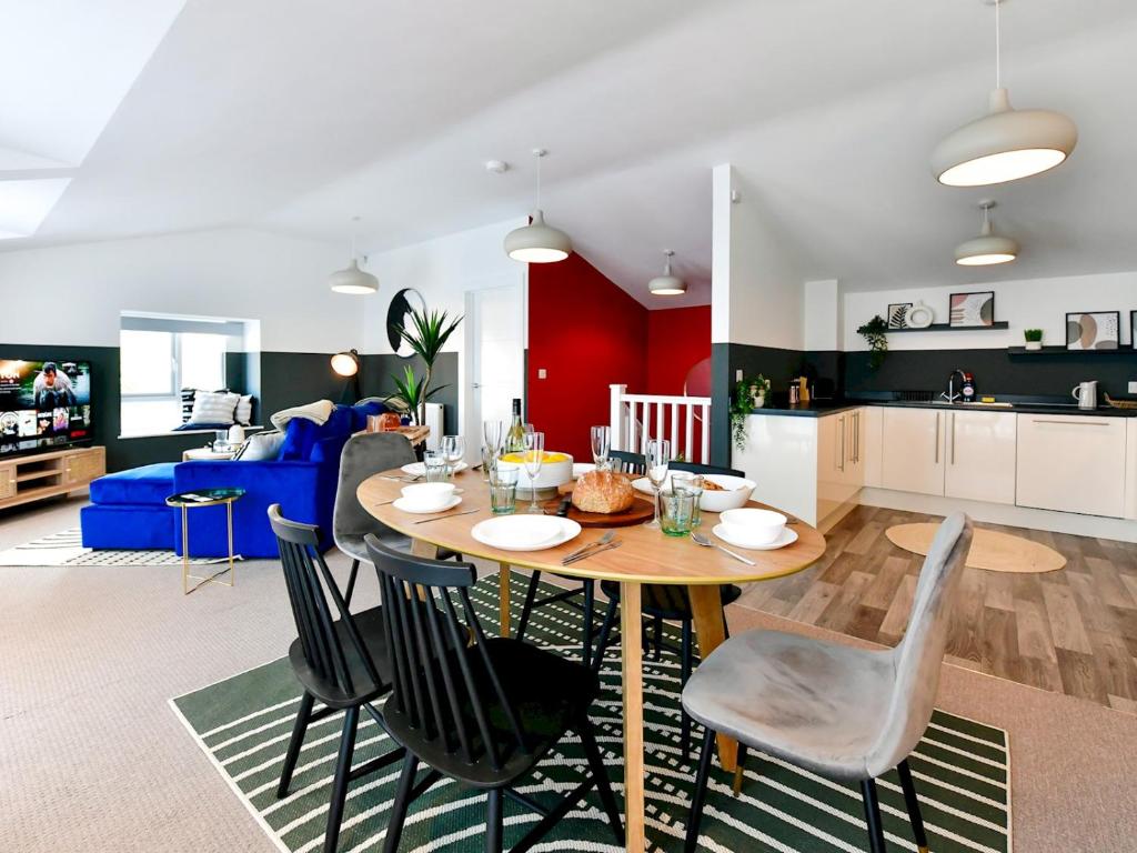 En restaurant eller et andet spisested på Pass the Keys Perfectly located stylish 2 bed home with Parking