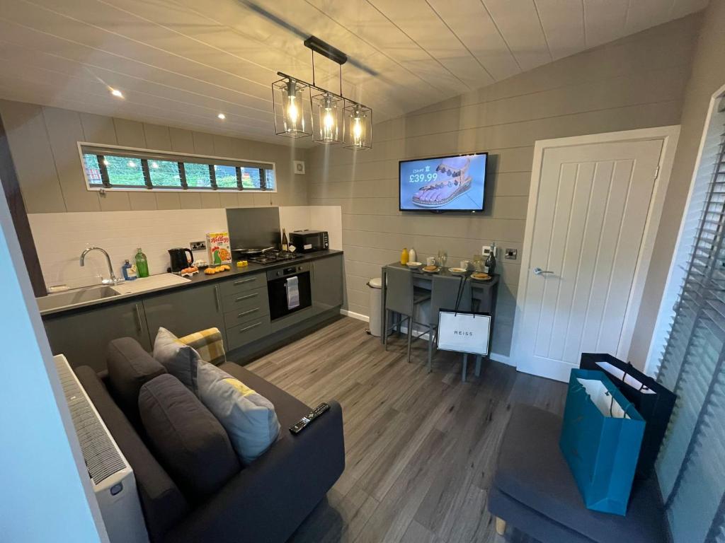ein Wohnzimmer mit einem Sofa und einer Küche in der Unterkunft P56 - Studio Pod with Hot Tub in Bethesda