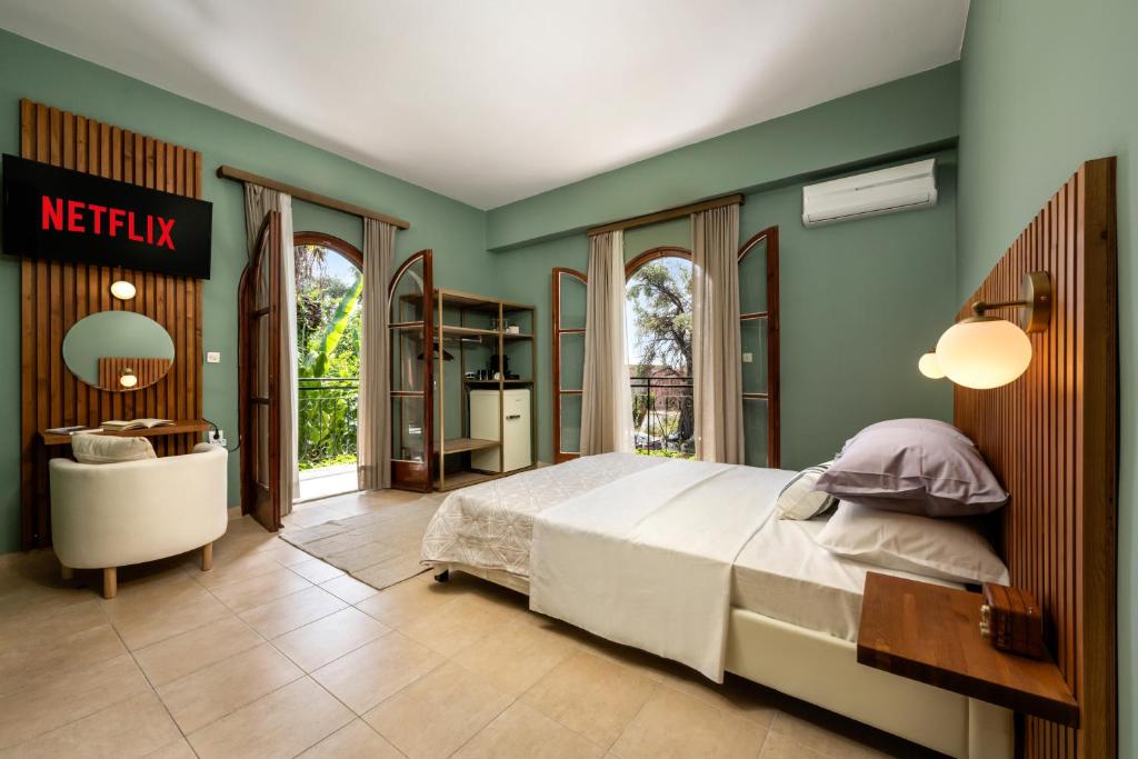 貝尼蔡斯的住宿－Lord Ape Suites Club，一间卧室设有一张床和一间浴室。